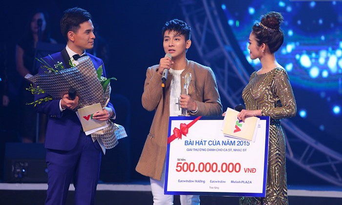 mau_trao_giai_thuong_bai_hat